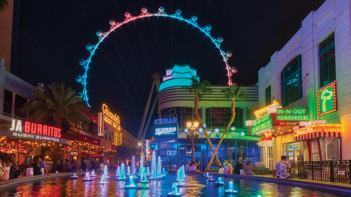 LINQ Promenade outdoor dining