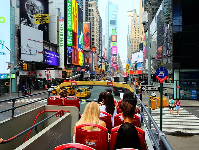 Big Bus passing by the Flatiron